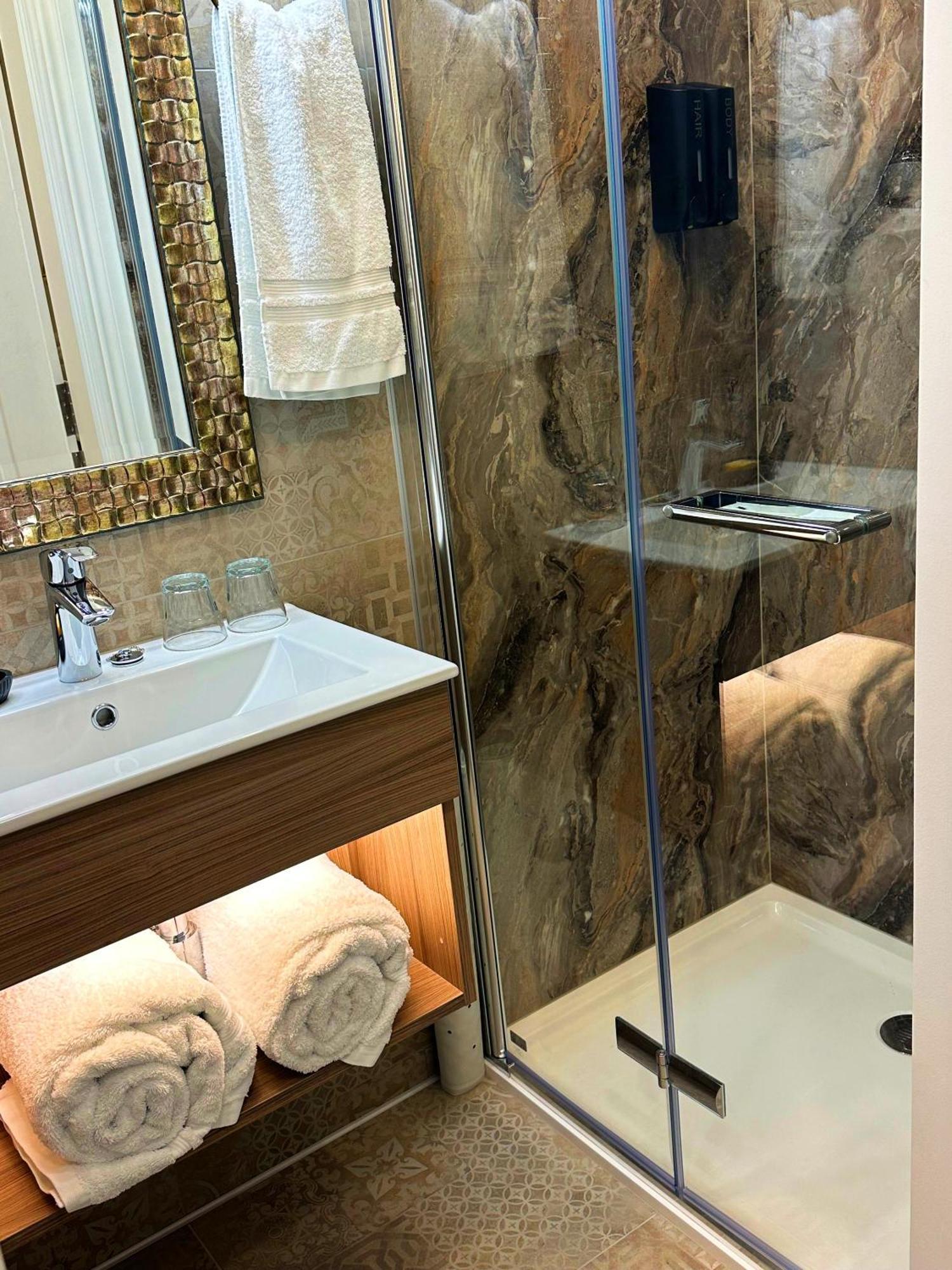 Riverside Inn إلي الغرفة الصورة