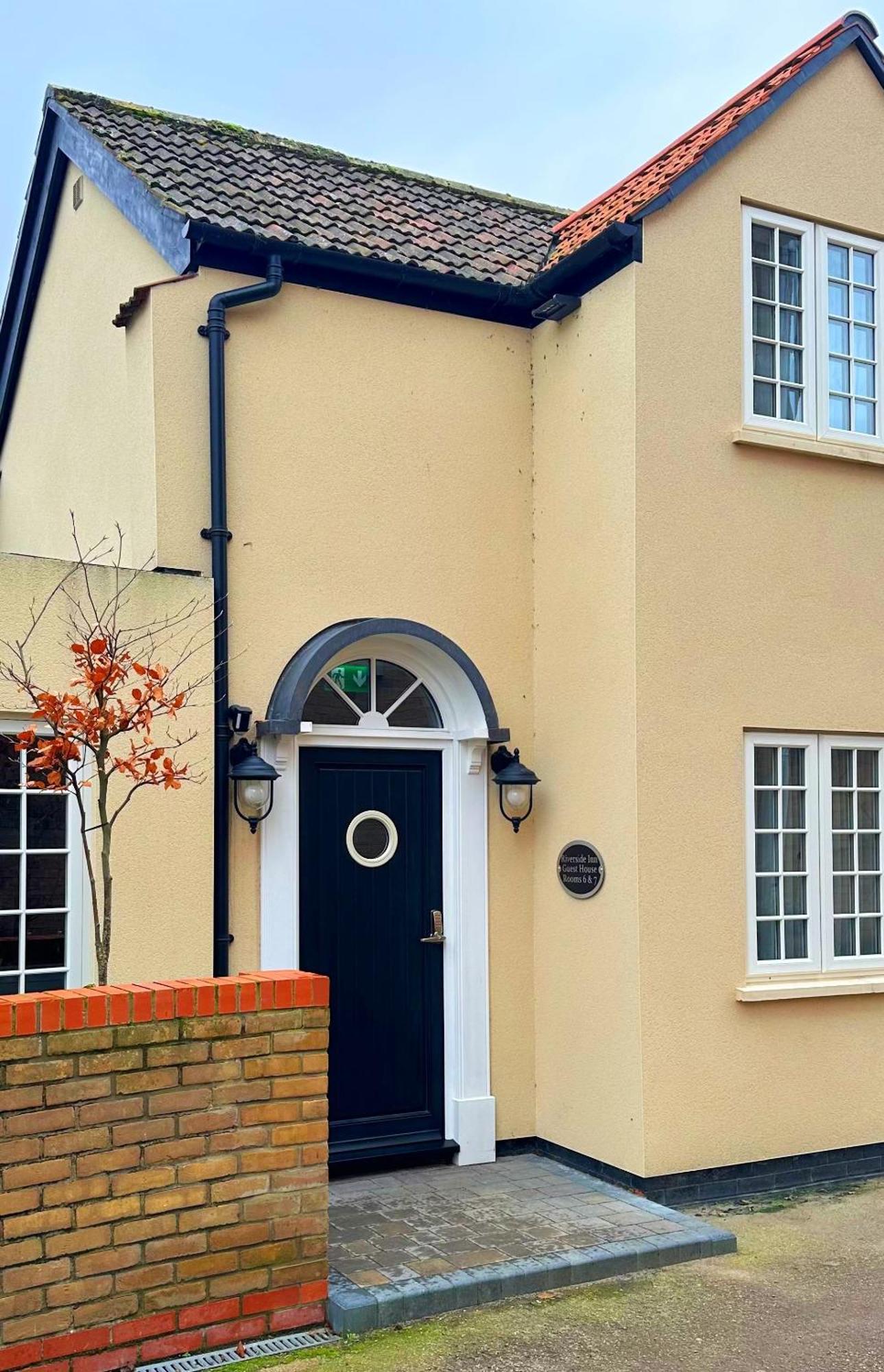 Riverside Inn إلي الغرفة الصورة